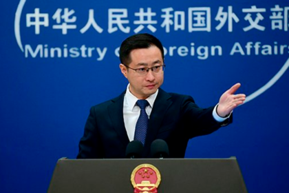 Banderas de China y Costa Rica juntoas frente a un podio diplomático durante un encuentro oficial