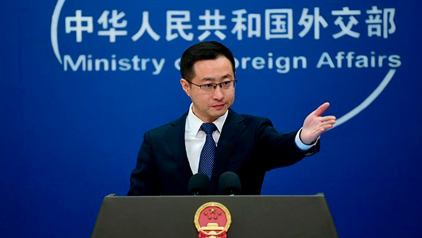 Banderas de China y Costa Rica juntoas frente a un podio diplomático durante un encuentro oficial