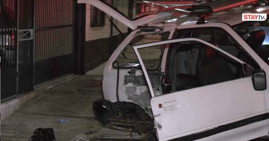 Brutal colisión lateral: Auto destruye casetilla telefónica y deja una mujer en condición roja