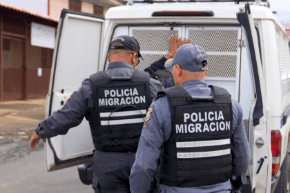 🚨 ¡GOLPE A LA SEGURIDAD NACIONAL! 🕵️‍♂️🛡️ ¿Cómo detectó la DIS a un sospechoso de terrorismo en Costa Rica? ¡La inteligencia nacional se mantiene en alerta máxima! 🏛️✨ Este lunes 22 de junio, tras una operación de seguimiento de alta precisión, la Dirección de Inteligencia y Seguridad (DIS) confirmó la detección y abordaje de un individuo vinculado a posibles actividades de corte terrorista en territorio nacional. El caso ha mantenido en vilo a las autoridades debido a la sofisticación de los protocolos utilizados para su ubicación. ¿Cómo fue el operativo de inteligencia? 🧐 Cooperación internacional: La detección no fue un esfuerzo aislado. La DIS activó protocolos de intercambio de información con agencias de inteligencia aliadas, cruzando bases de datos globales que permitieron identificar patrones de movimiento inusuales desde el ingreso del sospechoso al país. Seguimiento digital y físico: La unidad especializada utilizó técnicas de vigilancia no intrusiva y monitoreo de ciberinteligencia para rastrear las comunicaciones y los intentos de reclutamiento o planificación del sospechoso, garantizando que el individuo estuviera bajo control absoluto antes de que pudiera representar un riesgo real. Coordinación interinstitucional: La operación demuestra una mayor capacidad de respuesta entre la inteligencia y los cuerpos policiales operativos, permitiendo un abordaje preventivo en lugar de una reacción post-incidente. Seguridad sin alarmismo: La DIS enfatizó que Costa Rica continúa siendo un país seguro y que este caso subraya la efectividad de los filtros migratorios y de seguridad preventiva que el Estado ha fortalecido este 2026. ¿Considerás que el fortalecimiento de la inteligencia y la vigilancia digital es un precio necesario para garantizar la seguridad nacional en un mundo cada vez más conectado? 📱🛡️ 📲 Leé todos los detalles sobre el perfil del sospechoso, los países de origen involucrados en la alerta y cómo operan los filtros de seguridad de la DIS aquí: https://staytv.cr/index.php/2026/06/22/como-detecto-la-dis-a-un-sospechoso-de-terrorismo-en-costa-rica/ #SeguridadCR #DIS #Inteligencia #CostaRica #Prevención #SeguridadNacional #NoticiasCR #StayTV #PuraVida #ÚltimaHora