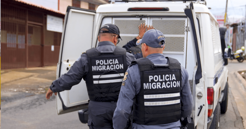 🚨 ¡GOLPE A LA SEGURIDAD NACIONAL! 🕵️‍♂️🛡️ ¿Cómo detectó la DIS a un sospechoso de terrorismo en Costa Rica? ¡La inteligencia nacional se mantiene en alerta máxima! 🏛️✨ Este lunes 22 de junio, tras una operación de seguimiento de alta precisión, la Dirección de Inteligencia y Seguridad (DIS) confirmó la detección y abordaje de un individuo vinculado a posibles actividades de corte terrorista en territorio nacional. El caso ha mantenido en vilo a las autoridades debido a la sofisticación de los protocolos utilizados para su ubicación. ¿Cómo fue el operativo de inteligencia? 🧐 Cooperación internacional: La detección no fue un esfuerzo aislado. La DIS activó protocolos de intercambio de información con agencias de inteligencia aliadas, cruzando bases de datos globales que permitieron identificar patrones de movimiento inusuales desde el ingreso del sospechoso al país. Seguimiento digital y físico: La unidad especializada utilizó técnicas de vigilancia no intrusiva y monitoreo de ciberinteligencia para rastrear las comunicaciones y los intentos de reclutamiento o planificación del sospechoso, garantizando que el individuo estuviera bajo control absoluto antes de que pudiera representar un riesgo real. Coordinación interinstitucional: La operación demuestra una mayor capacidad de respuesta entre la inteligencia y los cuerpos policiales operativos, permitiendo un abordaje preventivo en lugar de una reacción post-incidente. Seguridad sin alarmismo: La DIS enfatizó que Costa Rica continúa siendo un país seguro y que este caso subraya la efectividad de los filtros migratorios y de seguridad preventiva que el Estado ha fortalecido este 2026. ¿Considerás que el fortalecimiento de la inteligencia y la vigilancia digital es un precio necesario para garantizar la seguridad nacional en un mundo cada vez más conectado? 📱🛡️ 📲 Leé todos los detalles sobre el perfil del sospechoso, los países de origen involucrados en la alerta y cómo operan los filtros de seguridad de la DIS aquí: https://staytv.cr/index.php/2026/06/22/como-detecto-la-dis-a-un-sospechoso-de-terrorismo-en-costa-rica/ #SeguridadCR #DIS #Inteligencia #CostaRica #Prevención #SeguridadNacional #NoticiasCR #StayTV #PuraVida #ÚltimaHora