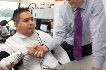 ¡MILAGRO DE LA CIENCIA! IMPLANTE CEREBRAL DEVUELVE EL TACTO Y MOVIMIENTO A HOMBRE CON CUADRIPLEJIA