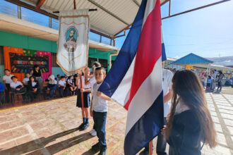 escuela de Pejiballe recibe terreno del INDER para mejoras