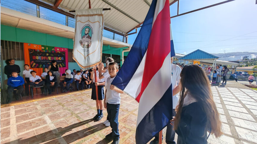escuela de Pejiballe recibe terreno del INDER para mejoras