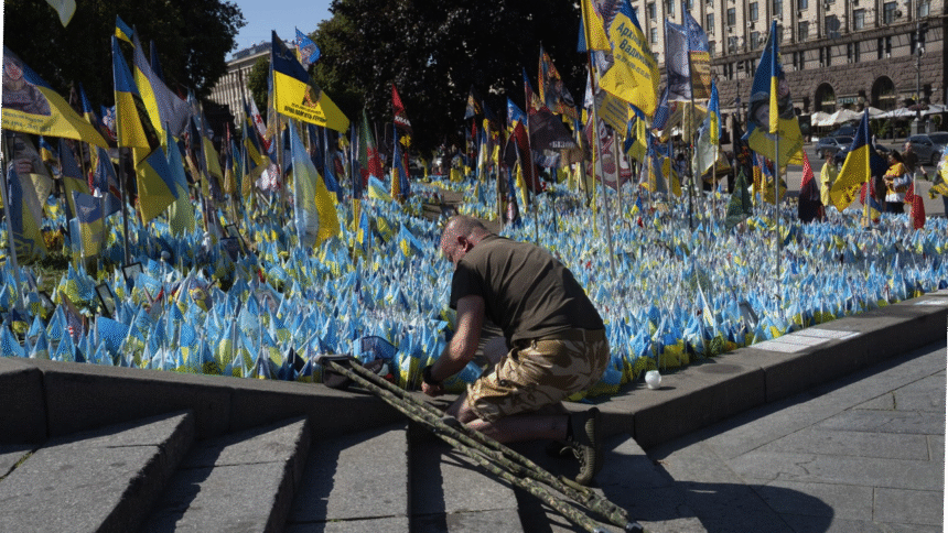 基辅独立日默哀仪式现场,象征乌克兰纪念独立与团结希望的画面。