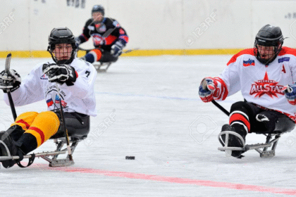 Hielo en Vladivostok con atletas de hockey en trineo