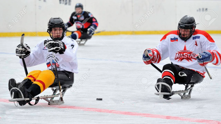 Hielo en Vladivostok con atletas de hockey en trineo