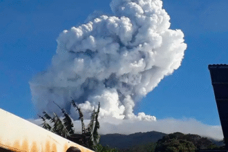 Volcán Rincón de la Vieja emite leve columna de vapor durante erupción matutina.