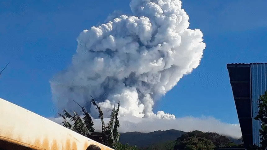 Volcán Rincón de la Vieja emite leve columna de vapor durante erupción matutina.