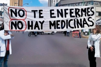 墨西哥药店货架空缺反映药物短缺危机