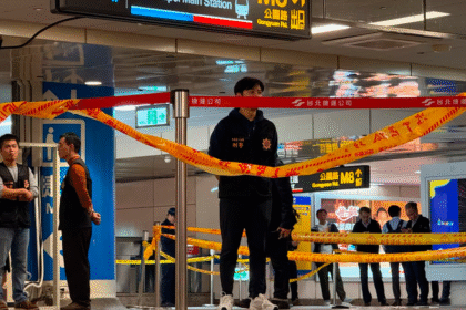 Escena del metro tras el ataque en Taipéi con presencia policial y de emergencia