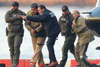 Maduro inocente: Nicolás Maduro y Cilia Flores escoltados hacia el tribunal de Nueva York