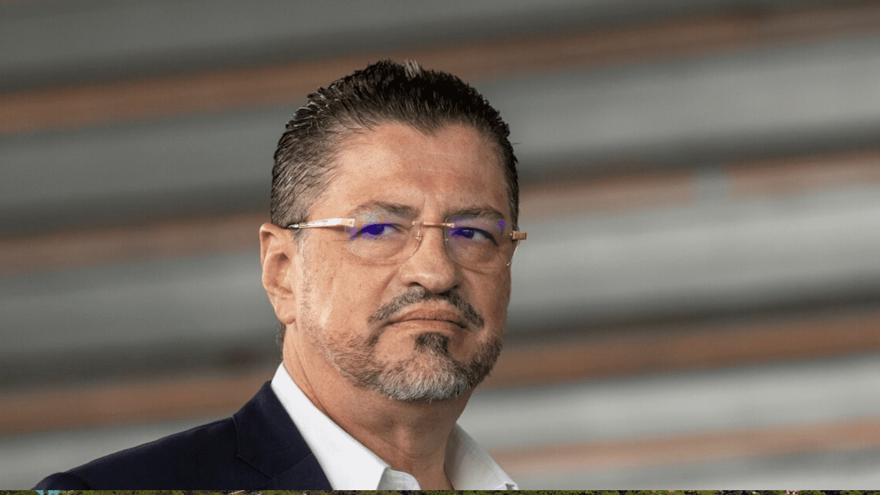 Jorge Torres, director de la DIS, al llegar a la Fiscalía para denunciar una amenaza de muerte contra Rodrigo Chaves