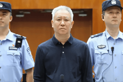恒大集团创办人许家印因诈骗及行贿获判无期徒刑，深圳法院并裁定没收个人财产