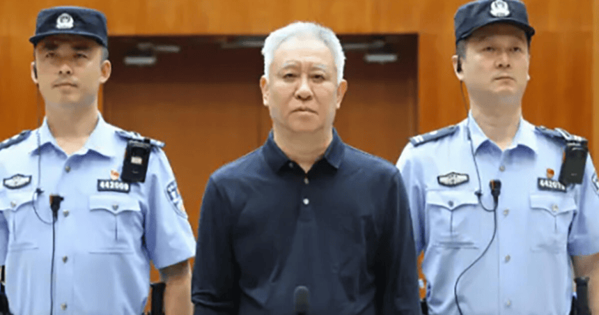恒大集团创办人许家印因诈骗及行贿获判无期徒刑，深圳法院并裁定没收个人财产