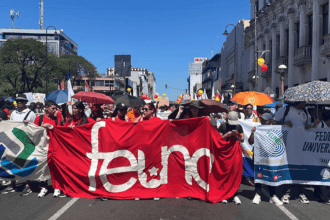 Estudiantes universitarios marchando con pancartas en defensa del presupuesto del FEES frente a la Asamblea Legislativa de Costa Rica.