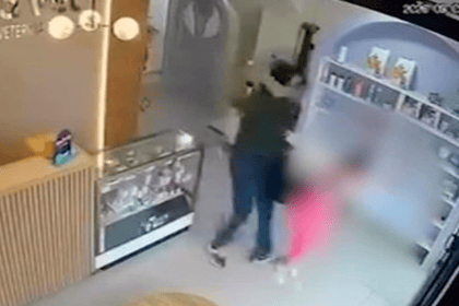 ¡A la clínica psiquiátrica! Ordenan un mes de internamiento al agresor del martillo en Cartago