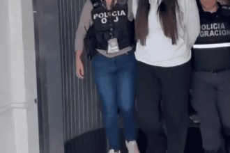 captura-familiar-pecho-de-rata-aeropuerto