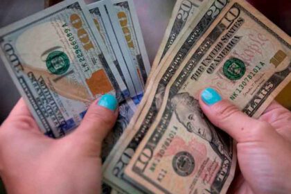  Economía: Turismo exige frenar caída del dólar