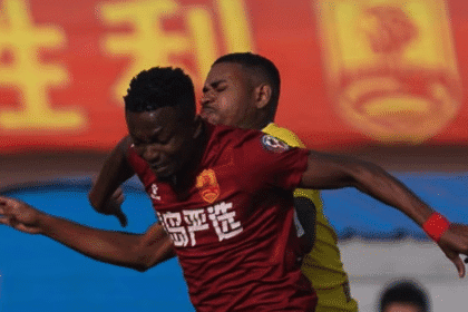 Samuel Asamoah fractura cervical tras choque con panel publicitario en China.