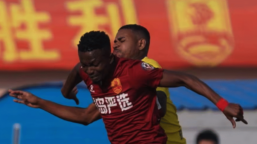 Samuel Asamoah fractura cervical tras choque con panel publicitario en China.