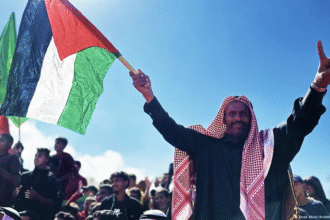 Familias reciben a prisioneros palestinos liberados en Gaza.