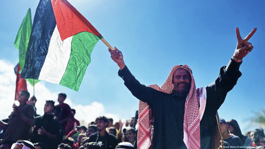 Familias reciben a prisioneros palestinos liberados en Gaza.