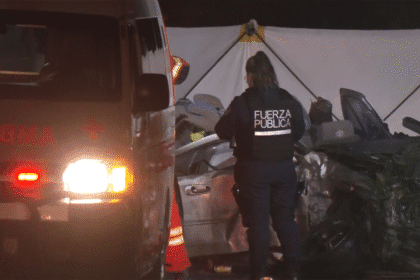Colisión frontal atendida por cuerpos de emergencia