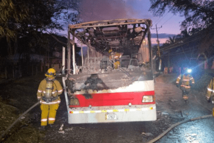 Incendio consume bus de Quepos Cambute