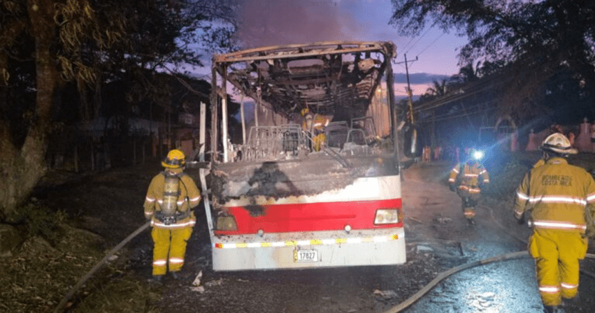 Incendio consume bus de Quepos Cambute