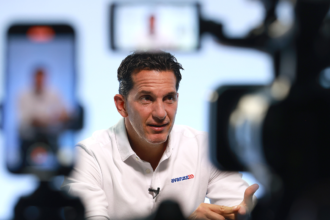 Jose Aguilar Berrocal frente a un canal de televisión