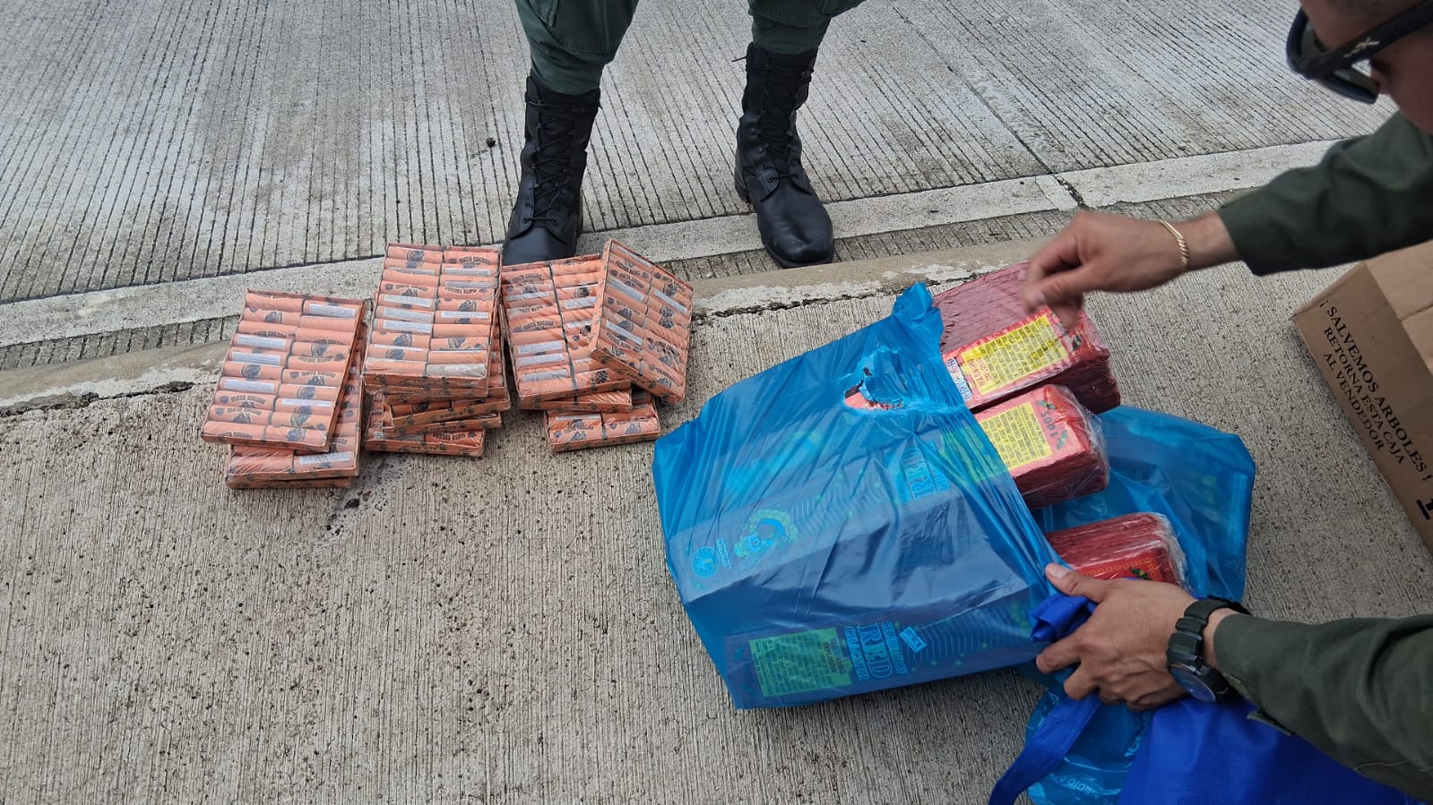 Decomiso fronterizo de licor y pólvora en Zona Sur