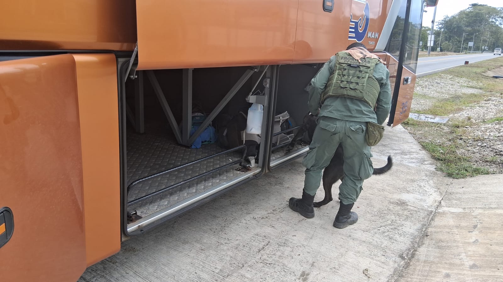 Decomiso fronterizo de licor y pólvora en Zona Sur