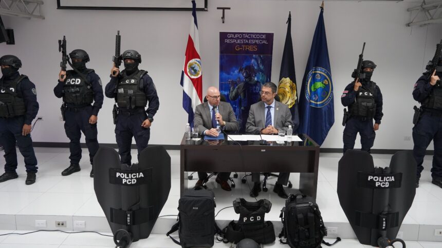 Oficiales del grupo táctico G-Tres de la PCD durante su entrenamiento en el Centro de Formación Policial Murciélago