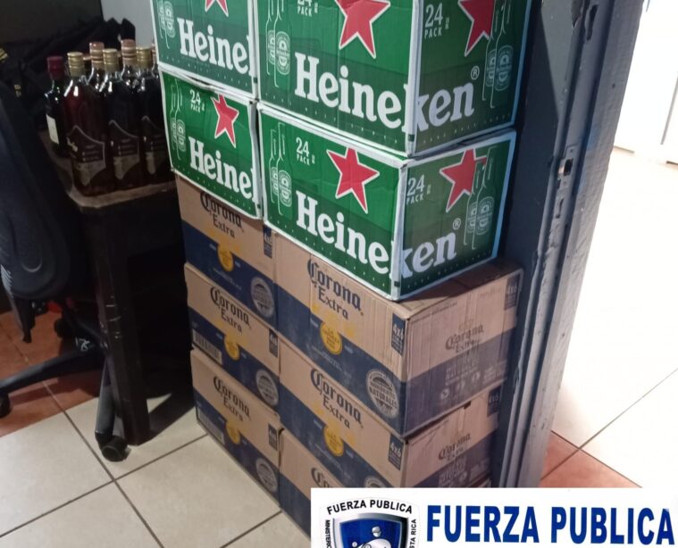 uerza Pública de Costa Rica revisa un vehículo en Coto Brus