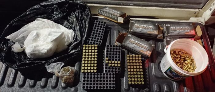 Oficiales de la Fuerza Pública muestran dosis de aparente crack y municiones decomisadas