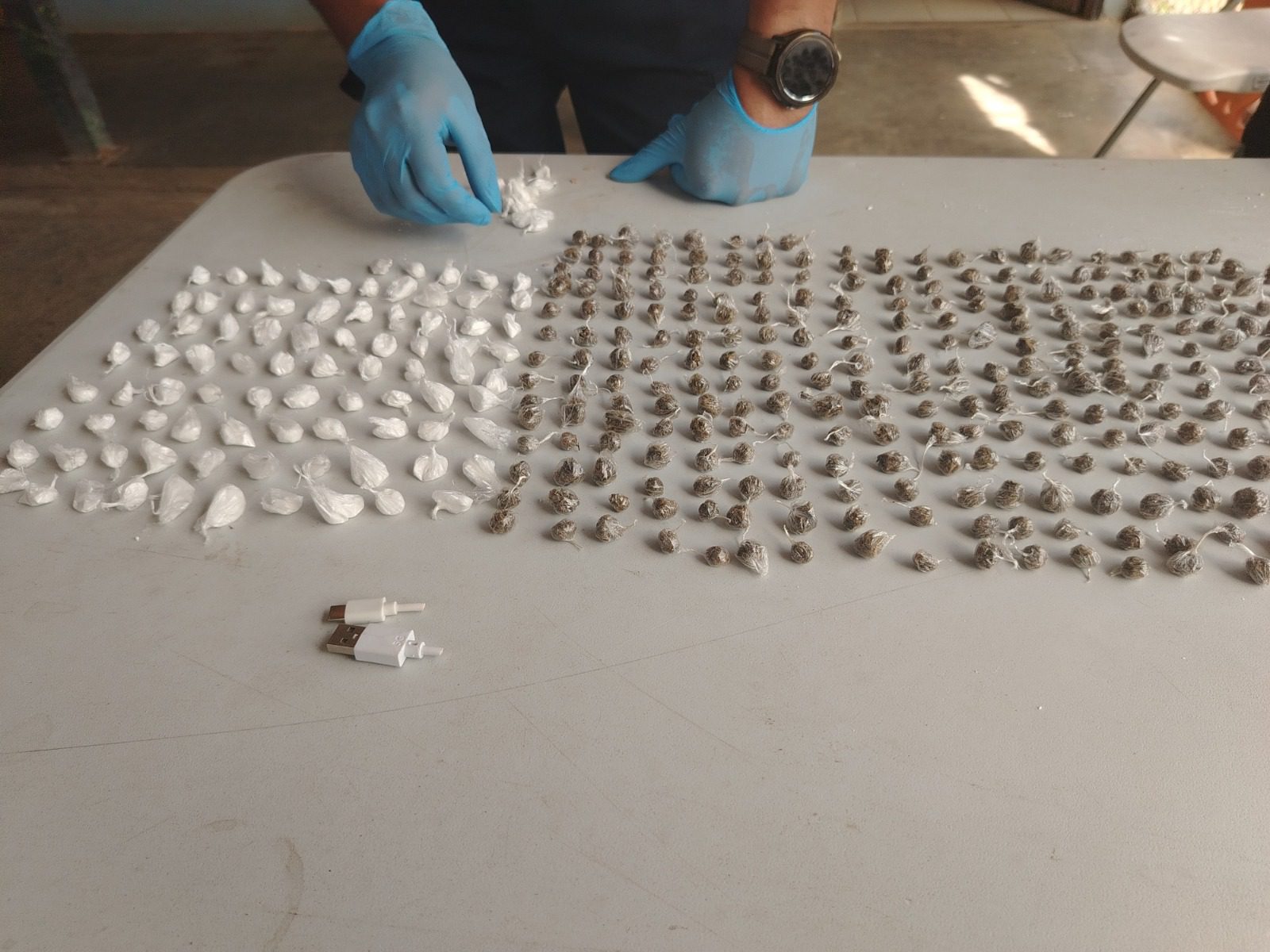 decomisan paquetes lanzados por drones en la cárcel