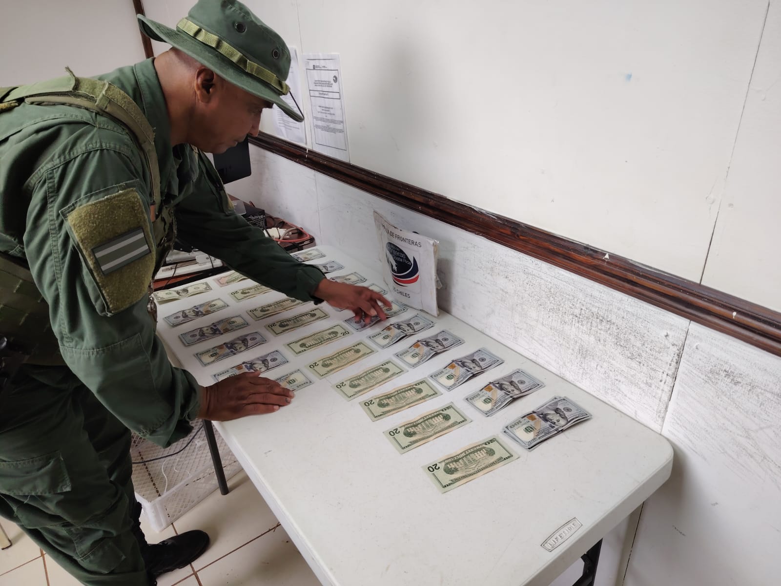 Oficiales de la Policía de Fronteras muestran el decomiso de dinero en efectivo realizado en Los Chiles durante un operativo