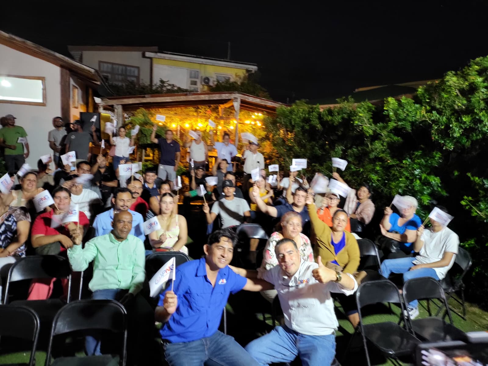 Fernando Zamora conversa con vecinos de Guanacaste durante una gira de trabajo, con afiches del Partido Nueva Generación de fondo
