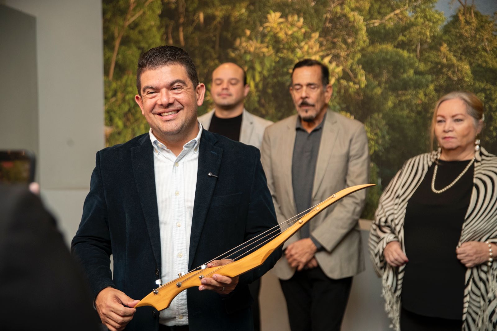Álvaro Ramos posa junto a representantes