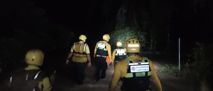 ¡Bajo el agua! Bomberos rescatan a 33 personas por inundaciones ¡Bajo el agua! Bomberos rescatan a 33 personas por inundaciones