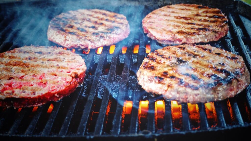 Carne roja a la parrilla, fuente de grasas saturadas vinculadas con el riesgo de enfermedades cardíacas.