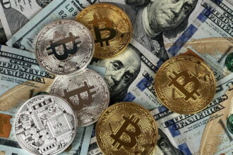 Moneda digital de Ethereum sobre un fondo con la Reserva Federal de Estados Unidos difuminada.