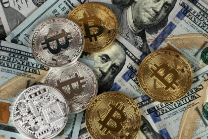 Moneda digital de Ethereum sobre un fondo con la Reserva Federal de Estados Unidos difuminada.