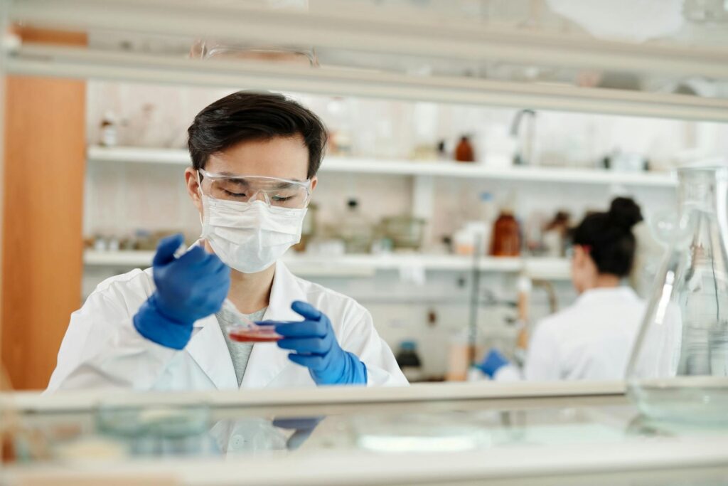 Investigadores analizan muestras para terapias oncológicas innovadoras en laboratorio