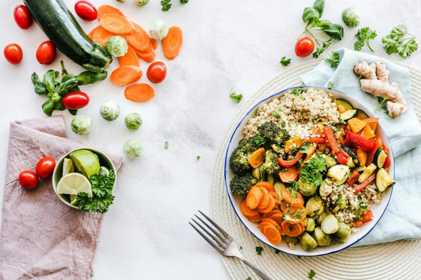 Ensalada mediterránea con vegetales frescos, aceite de oliva y aceitunas.