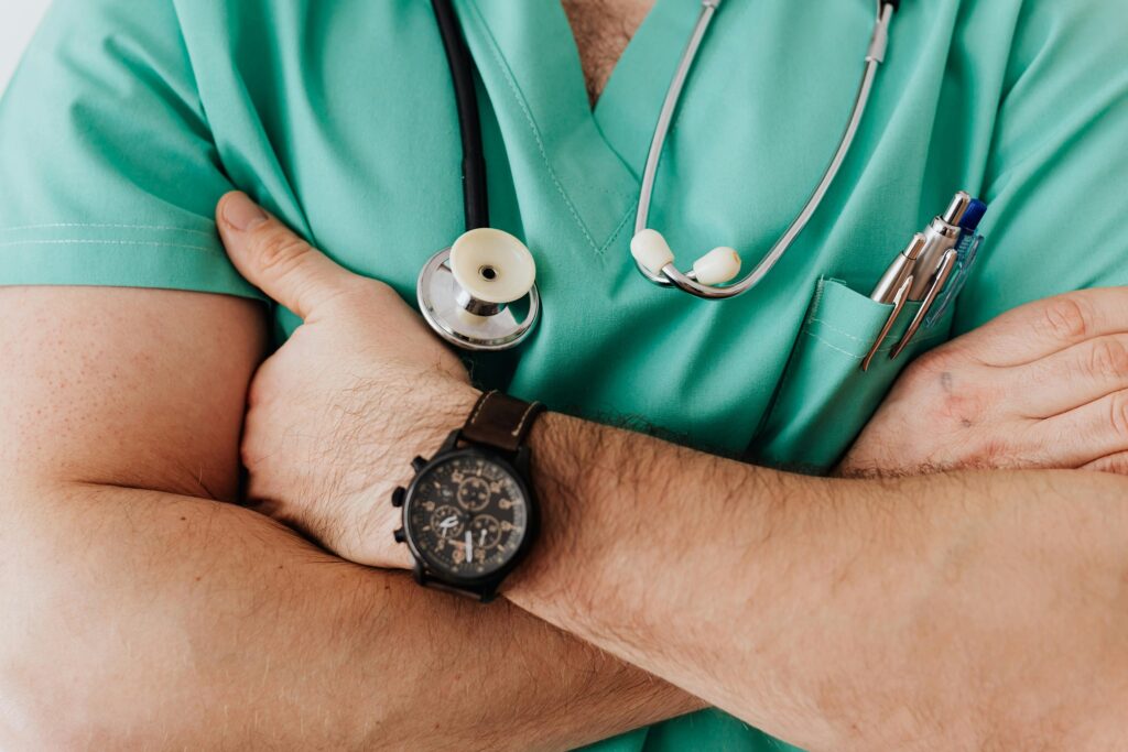 Médico con un estetoscopio de inteligencia artificial colgado en el cuello, en un entorno clínico moderno.