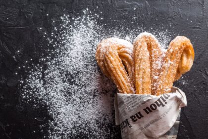 Churros con azúcar, un postre alto en grasas y azúcares que incrementa el riesgo de enfermedades cardíacas.