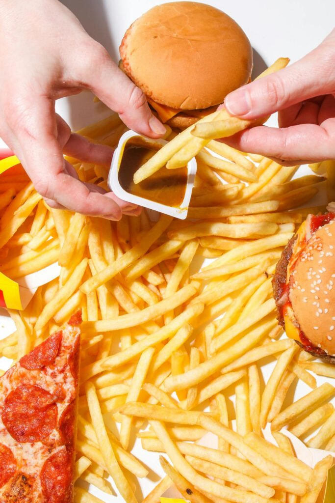Comida de McDonald’s en Taipéi, Taiwán: hamburguesas, papas fritas y pizza, vinculada a la promoción digital Monopoly de la cadena.