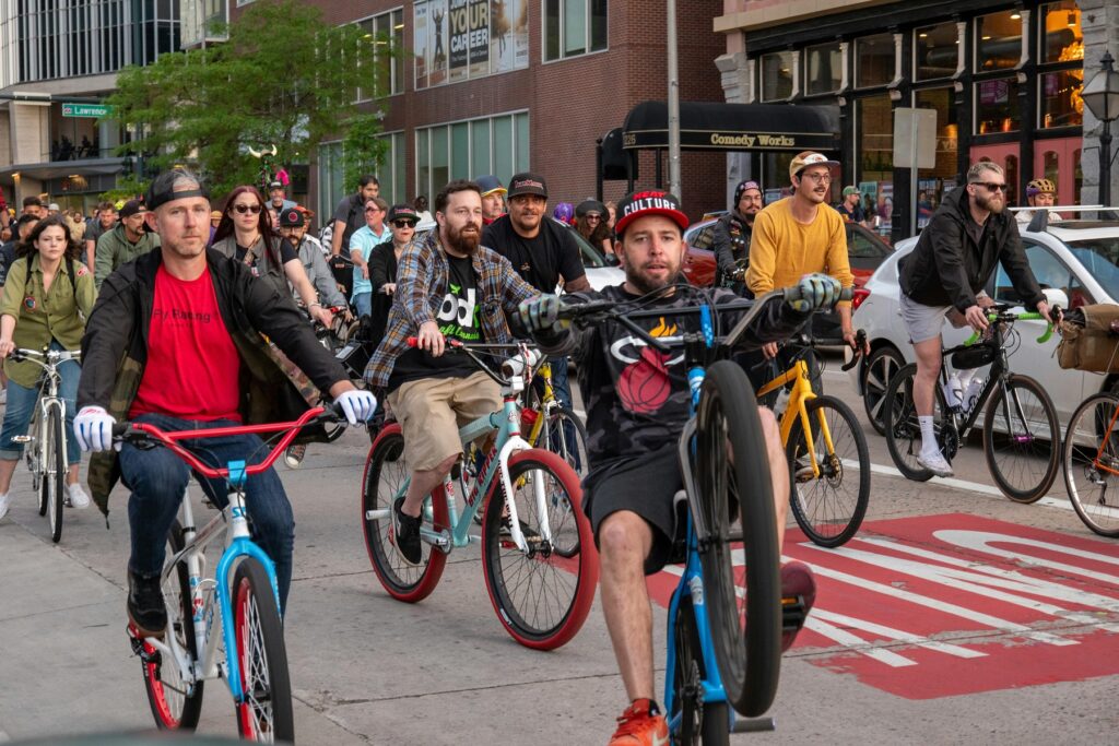 一群人在城市街道上騎自行車